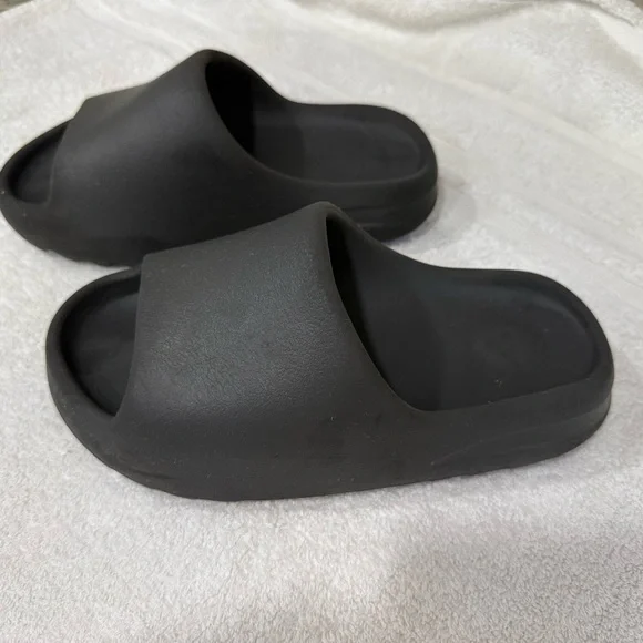 Kids Size 4 Youth Yeezy Onyx Black Slide Sandals - Picture 6 of 10